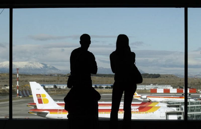 Caos en el aeropuerto de Barajas con retrasos de 90 minutos por la baja de siete controladores aéreos