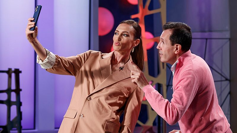 Los trucos de las celebrities para salir bien en un 'selfie' y arrasar en las redes sociales