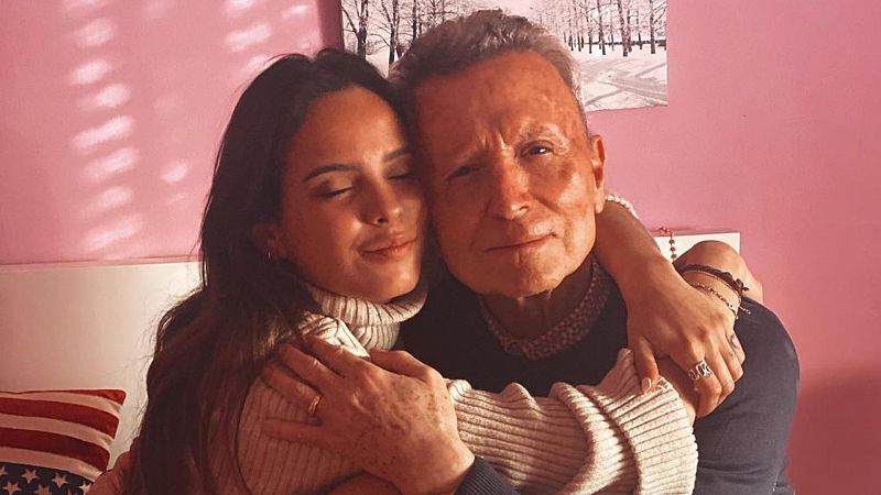Gloria Camila comparte una divertida foto con su 'papito' Ortega Cano: "El más bueno, humilde y generoso"