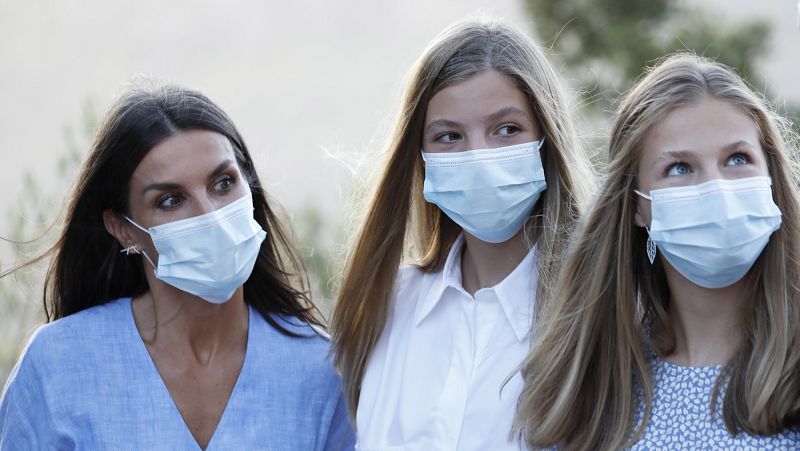 La reina Letizia, Leonor y Sofía visten a juego con 'guiño' a Mallorca: alpargatas y bolso solidario