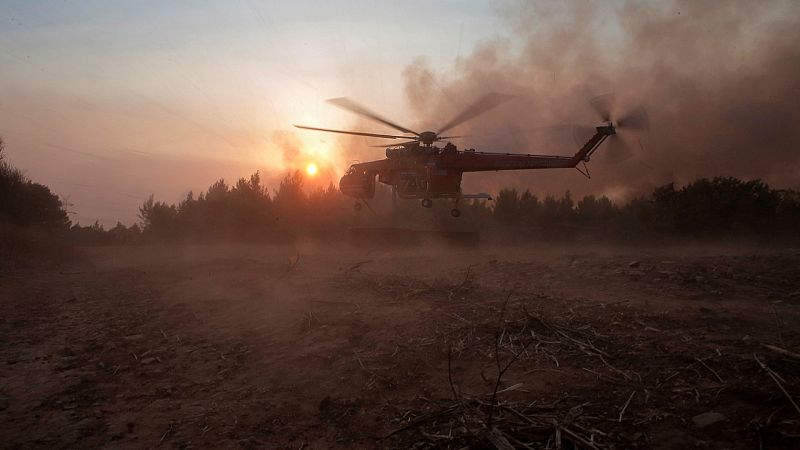 Grecia continúa luchando contra los incendios con tres fuegos aún descontrolados
