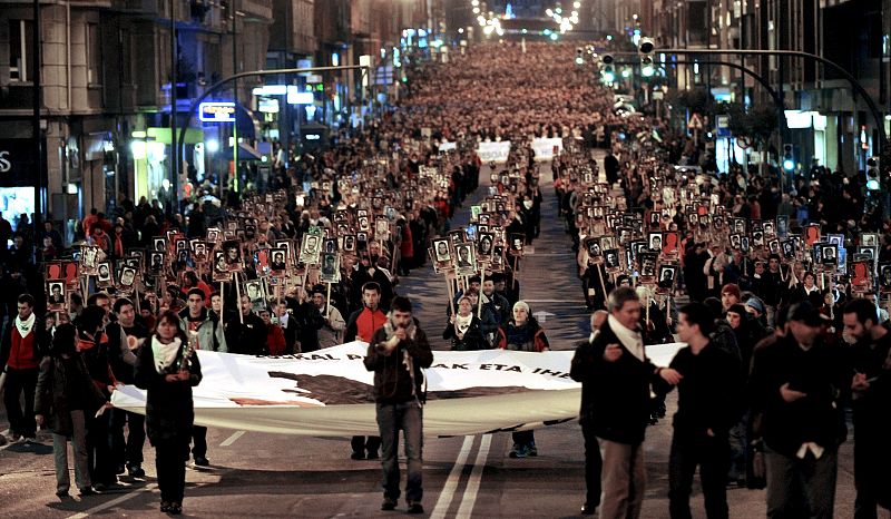 Miles de personas piden en Bilbao un cambio en la política penitenciaria de los presos de ETA