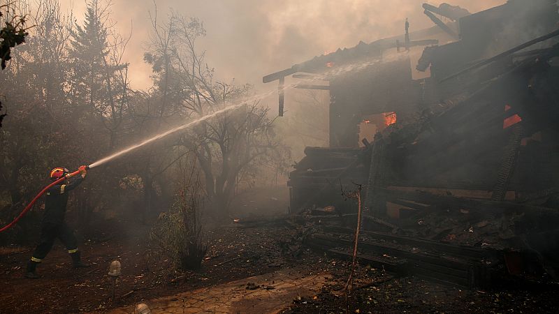 Las altas temperaturas y el viento complican la extinción de los incendios en Grecia y Turquía