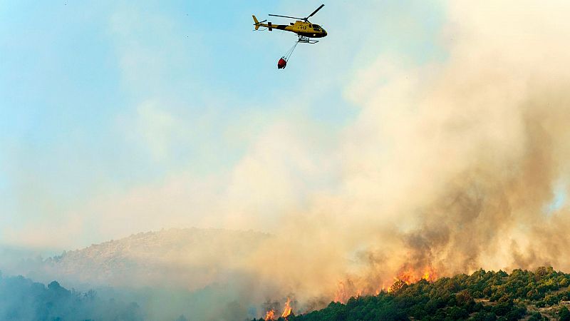 Medios aéreos y terrestres tratan de controlar el incendio declarado en el municipio abulense de El Tiemblo
