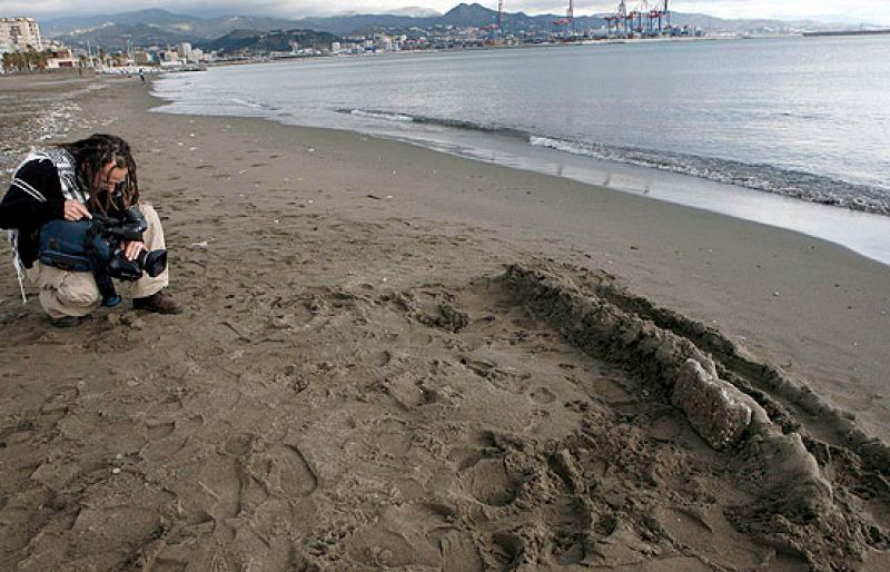 Aparece en una playa de Málaga el cadáver de una niña recién nacida