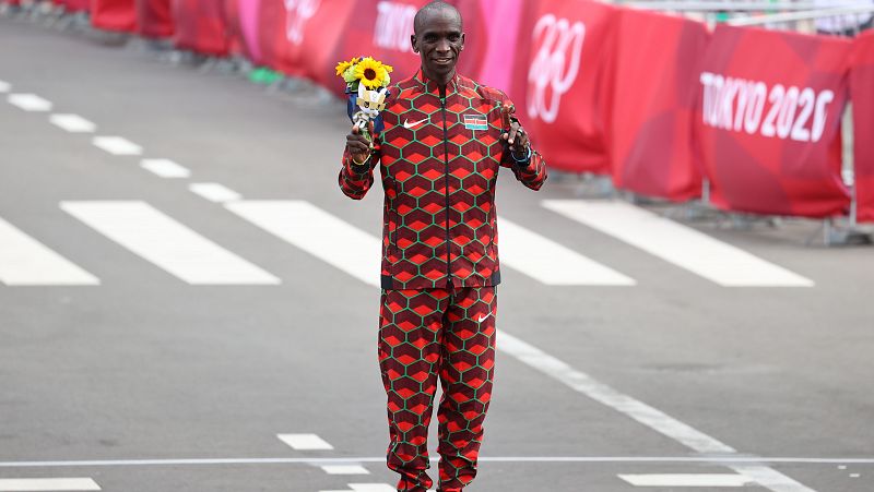 Un Eliud Kipchoge espectacular conquista su segundo oro en maratn; Ayad Lamdassem finaliza quinto