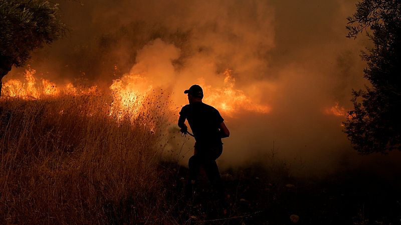 Los incendios forestales rodean varios pueblos en la isla griega de Evia
