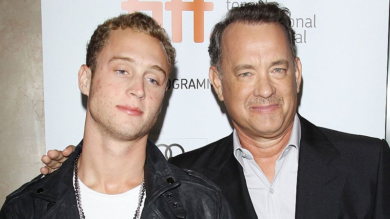 El hijo de Tom Hanks niega la pandemia y eso que sus padres se contagiaron de COVID: "¡Es una jodida gripe!"