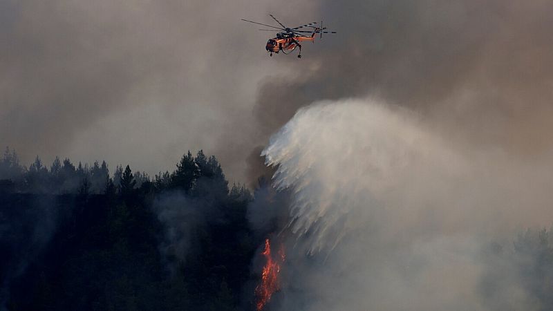 Grecia empieza a controlar los incendios en Evia gracias a la intervención de medios aéreos