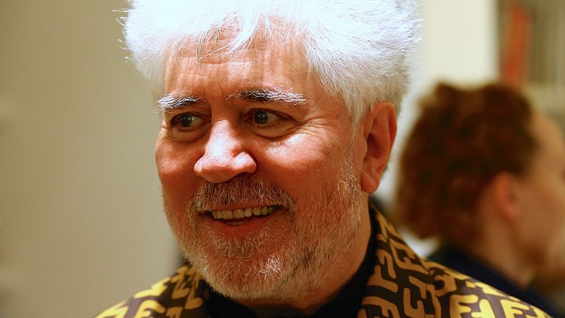 Pedro Almodóvar celebra la victoria del cartel de 'Madres paralelas' sobre la censura de pezones en las redes