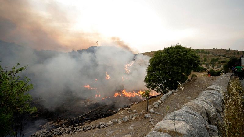 Los fuegos continúan devorando el Mediterráneo y dejan ya cinco muertes en el sur de Italia