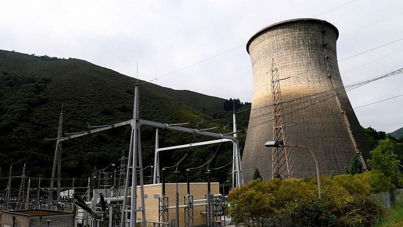 El precio de la luz da un respiro y baja hoy tras cinco días de récords