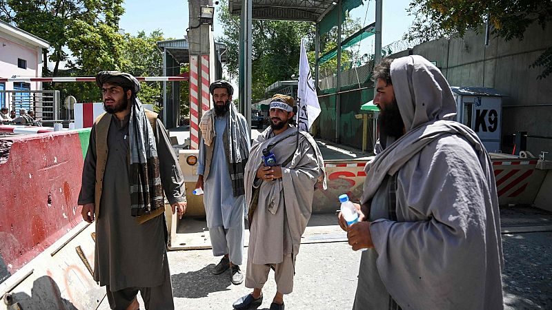 El antes y el después bajo el régimen talibán: combatientes armados y calles sin mujeres