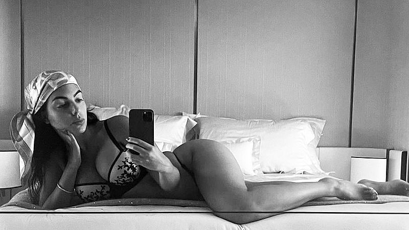 El sugerente posado de Georgina Rodríguez: en el yate de Ronaldo y con una lencería de lujo