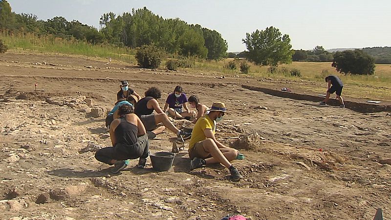 Jóvenes voluntarios trabajan en el yacimiento conquense de Noheda