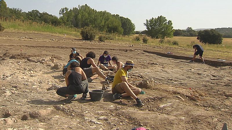 Jvenes voluntarios trabajan en el yacimiento conquense de Noheda