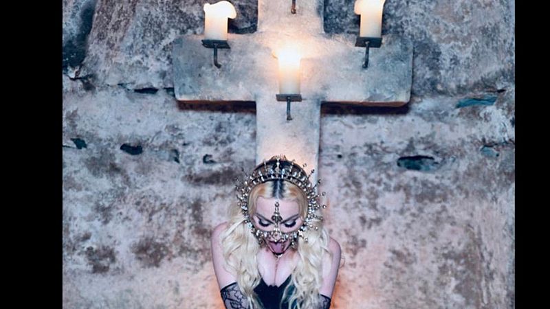 Con poca ropa y delante de una cruz, Madonna juega a provocar en su fiesta de cumpleaños