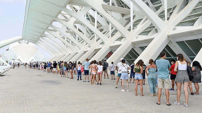 El ritmo de vacunación se ralentiza: el Gobierno no cumple su compromiso de los 100 días con el 70% de vacunados