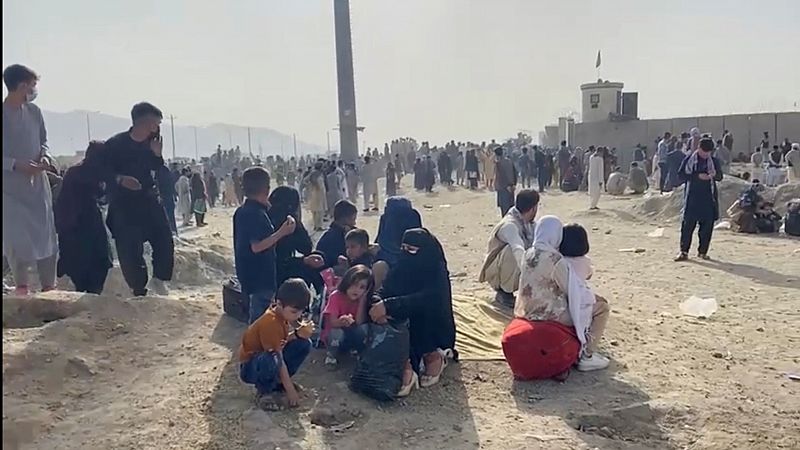 El caos en el aeropuerto de Kabul dificulta la evacuación de civiles afganos