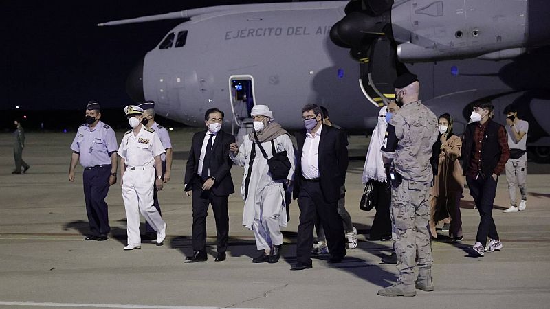 Los 53 primeros repatriados españoles y colaboradores afganos llegan a Madrid