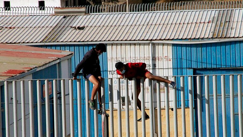 Las mafias aprovechan la situación en Ceuta y trasladan a menores a la Península en lanchas y motos de agua