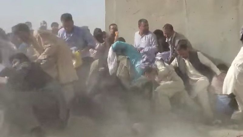 La desesperación por salir de Kabul no cesa y deja siete muertos en una avalancha en el aeropuerto