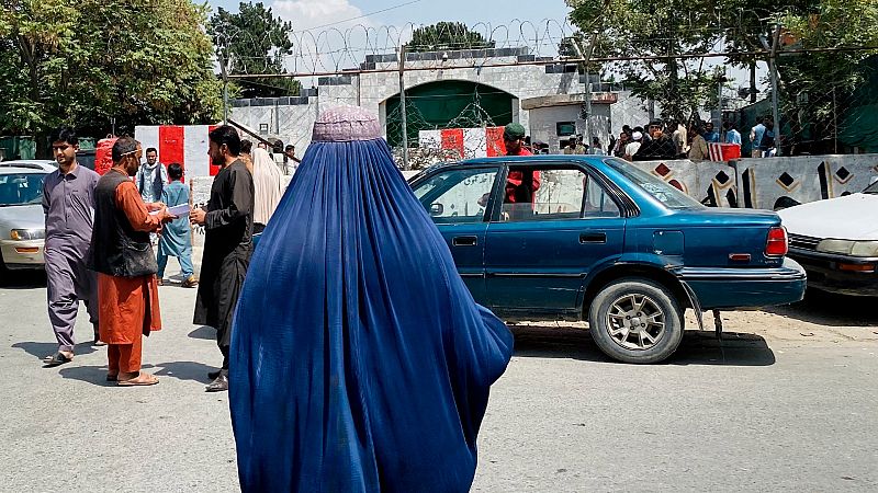 Las calles de Kabul se vacían de mujeres ante el terror talibán: "No podemos ir a trabajar"