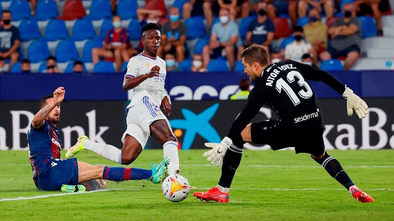 Vinicius pone la cordura en un partido de locos para el empate del Madrid ante el Levante