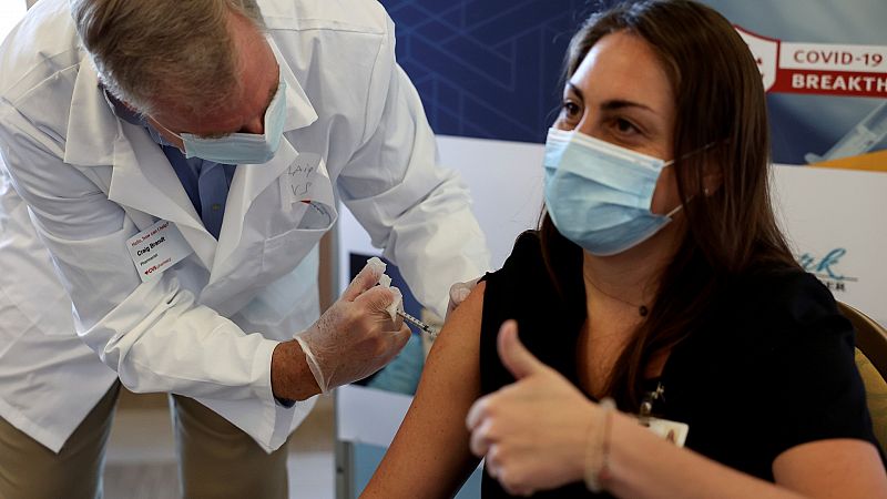 La FDA concede su aprobación total a la vacuna de Pfizer en Estados Unidos