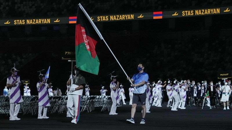 La bandera de Afganistán desfila en la ceremonia de inauguración de los Juegos Paralímpicos de Tokyo 2020