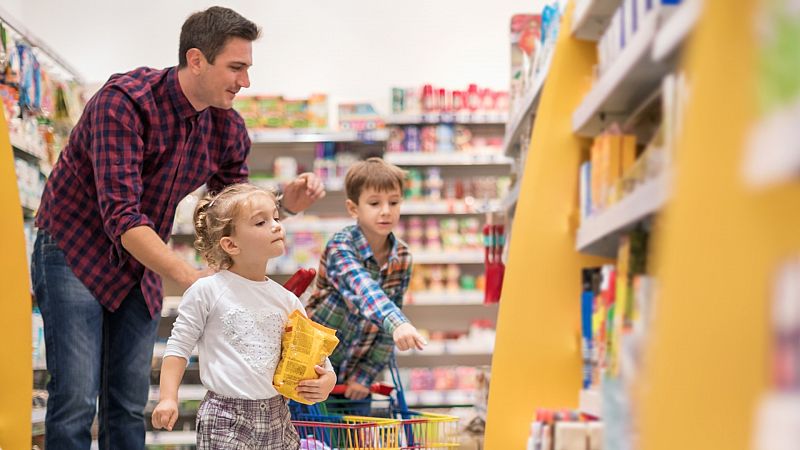 El marketing de alimentos infantiles, un imán peligroso: zumos, galletas o yogures que ocultan un "chute de azúcar"