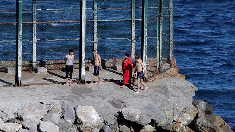 Unos 50 marroquíes intentan entrar en Ceuta por el espigón del Tarajal y media docena lo consigue