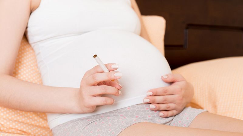 Exponer al humo de tabaco a los bebés podría acelerar su envejecimiento biológico