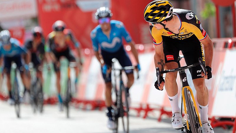 Primoz Roglic le gana el pulso a Enric Mas en el muro de Valdepeas de Jan