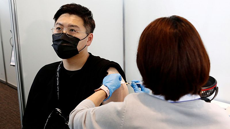 Japón retira por contaminación tres lotes de vacunas Moderna fabricadas en España