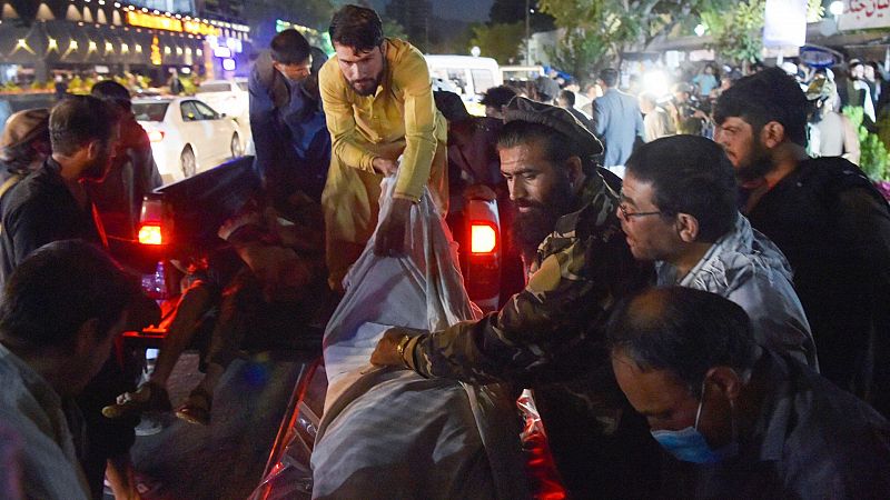 Explosión en Kabul | Dos explosiones causan decenas de muertos en Kabul y Biden advierte: "Os lo vamos a hacer pagar"
