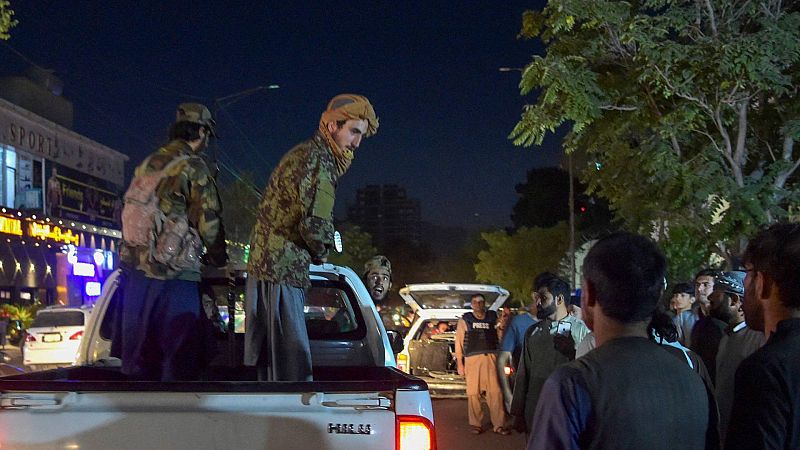 El Estado Islámico reivindica el doble atentado en el aeropuerto de Kabul y los talibanes lo condenan