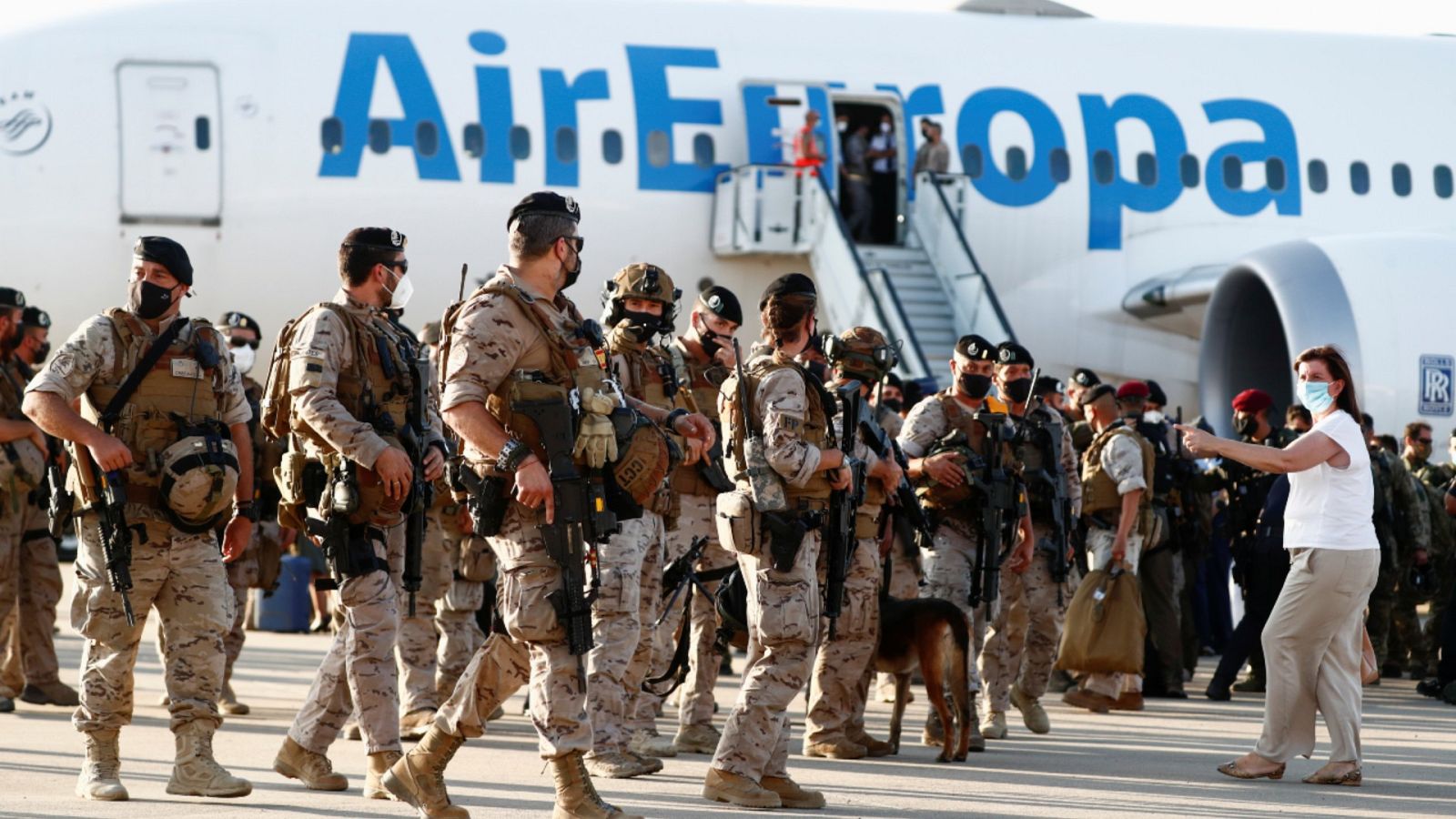 Afganistán| Fin de la misión española: cientos de colaboradores y sus familias siguen atrapados en Kabul- RTVE.es | Ver