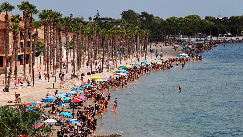 Miles de personas dan un abrazo simbólico al Mar Menor vestidas de luto por las toneladas de fauna marina muerta