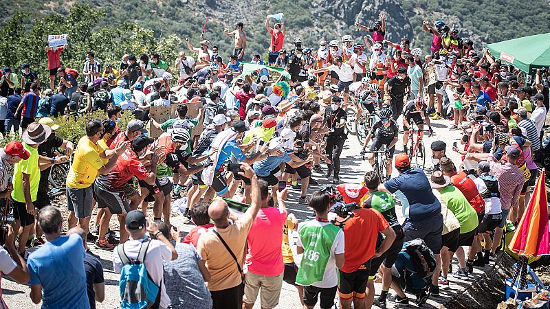 La afición extremeña declara su amor a la Vuelta en el Pico Villuercas