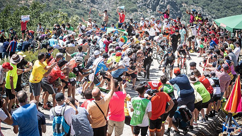La aficin extremea declara su amor a la Vuelta en el Pico Villuercas