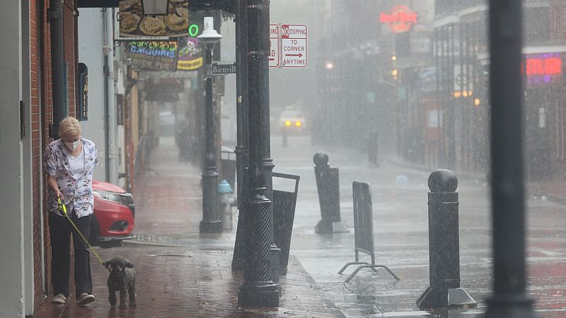 El huracán Ida pierde fuerza, pero deja su primera víctima mortal