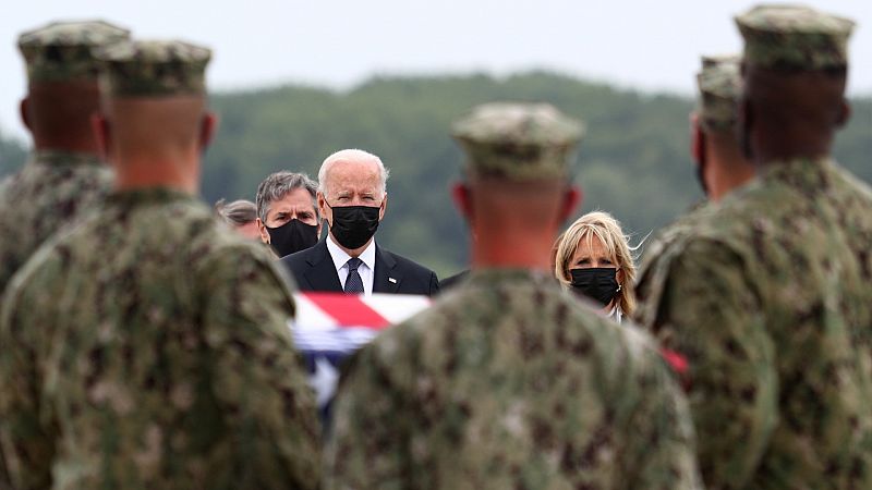 Biden honra los féretros de los 13 militares muertos en el atentado en Kabul a su llegada a Estados Unidos