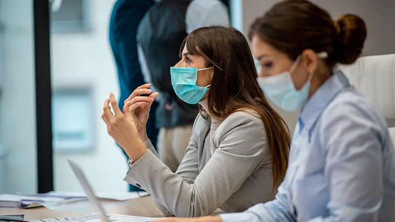 Darias asegura que las mascarillas en interiores serán obligatorias al menos hasta primavera