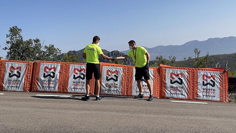 Seguridad en Carrera, el trabajo que trata de evitar las caídas de los ciclistas en la Vuelta