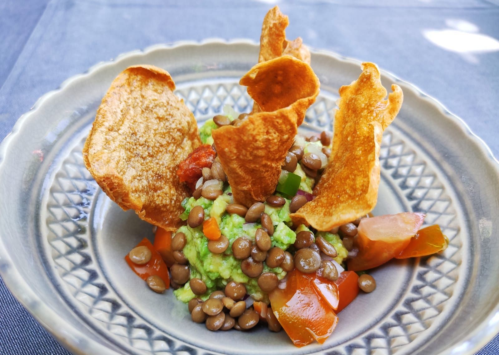 Receta con legumbres: nachos con caldo de lentejas y guacamole con lentejas