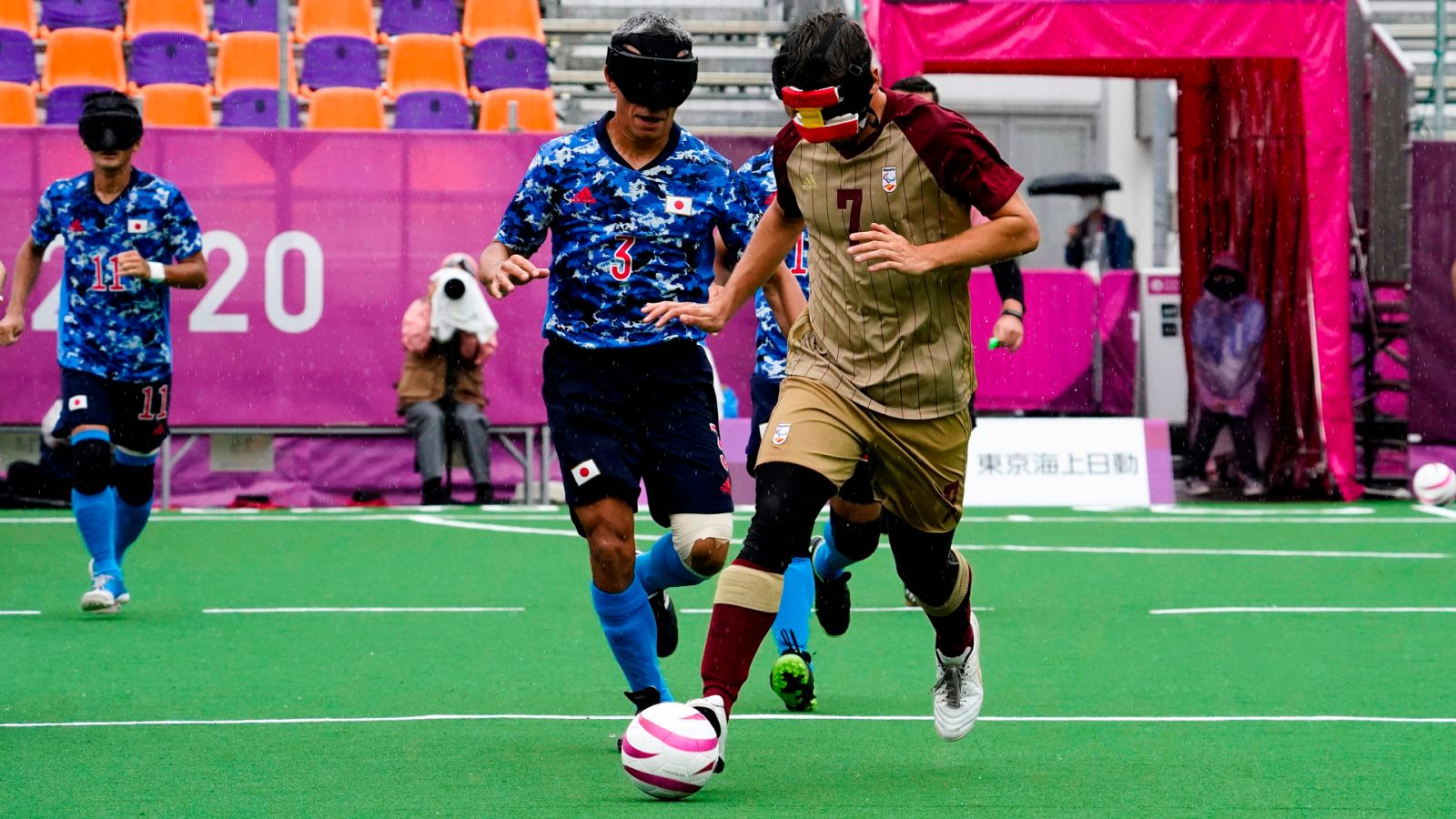 España Directo - Mary Ruiz se pone el antifaz y juega a fútbol paralímpico