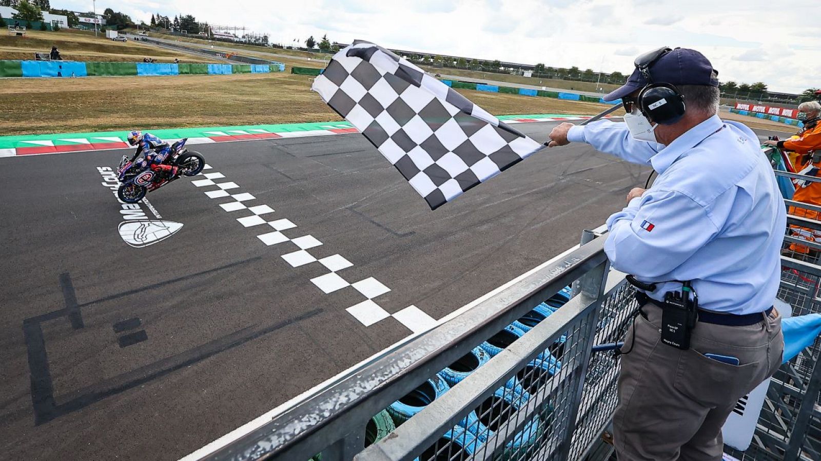 Razgatlioglu se lleva la primera victoria en Magny Cours ante Rea y se pone lder del WorldSBK