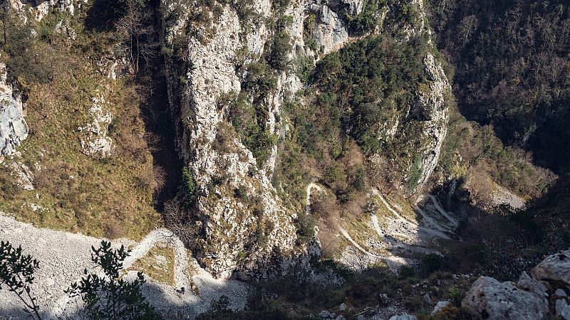 Mueren dos senderistas al caer por una abrupta ladera en Collados del Asón
