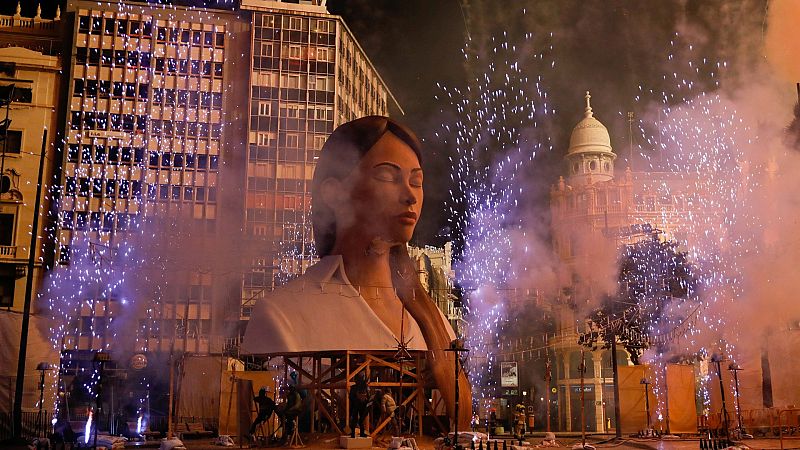 Valencia quema por fin sus Fallas de la pandemia y sueValencia quema por fin sus Fallas de la pandemia y sueña ya con marzo de 2022